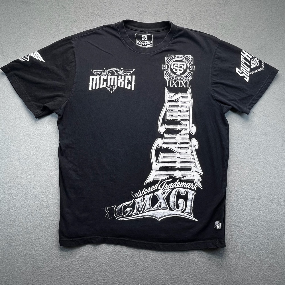 Southpole MCMXC MCMXCI Mens Black Graphic T Shirt Authentic Collection Size XL